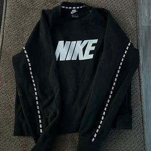 Nike crewneck crop top, size medium, black, good condition.